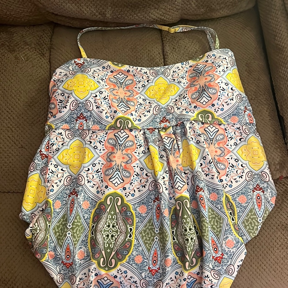 Beautiful tankini bathing suit top. Never worn